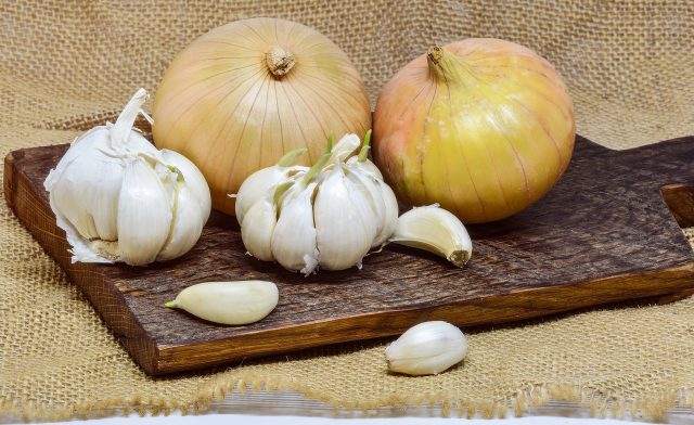 onion, garlic, cutting board-3089199.jpg